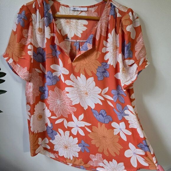 EUC DR2 FLORAL SPLIT V NECK FLORAL TOP SIZE MEDIUM SIZE TAG REMOVED - Picture 2 of 16